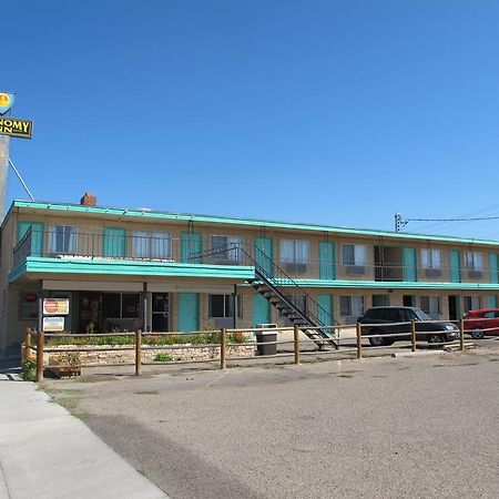 Economy Inn Ontario Exteriör bild