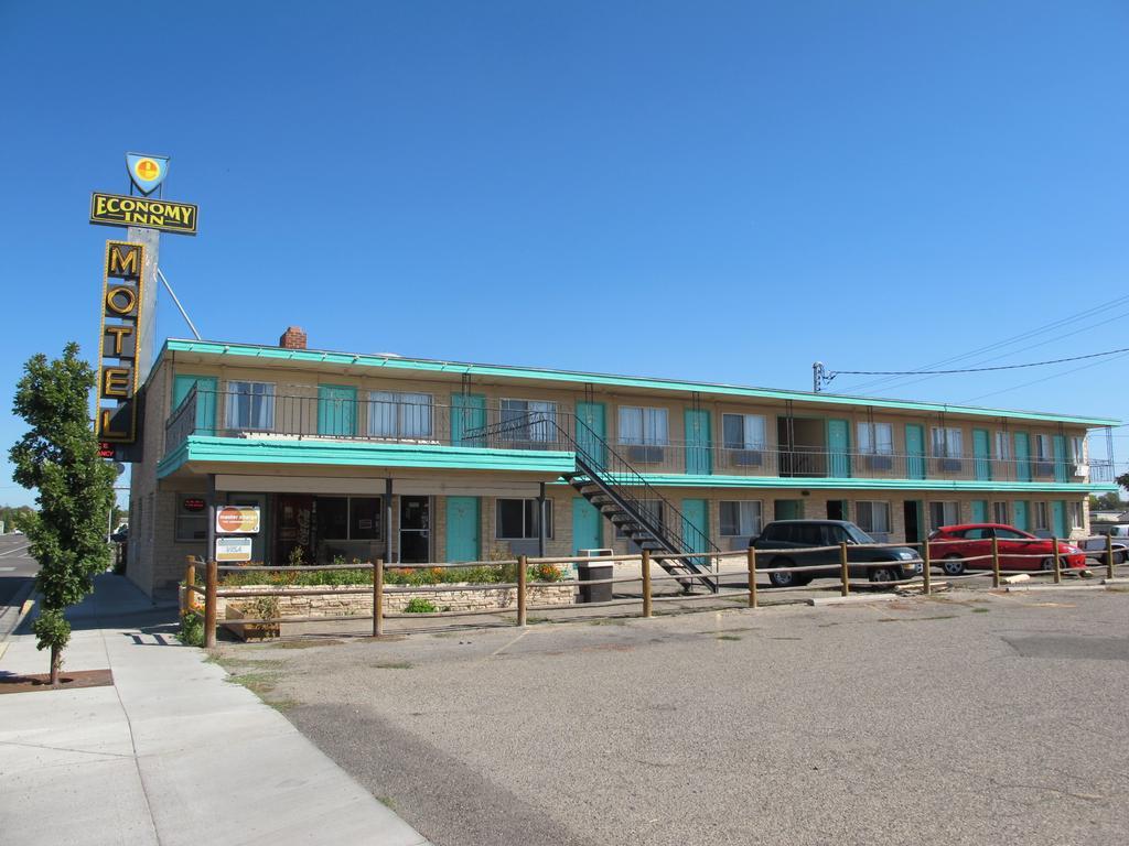 Economy Inn Ontario Exteriör bild