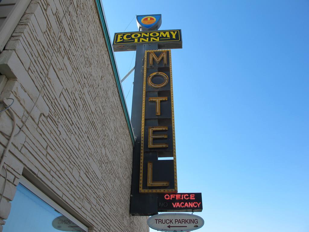 Economy Inn Ontario Exteriör bild